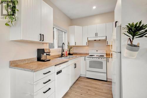 515 Francis Avenue Unit# 2, Kelowna, BC - Indoor Photo Showing Kitchen With Double Sink