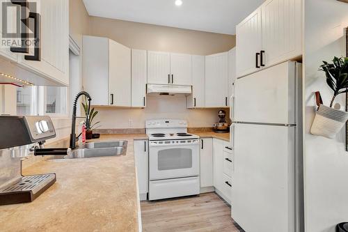 515 Francis Avenue Unit# 2, Kelowna, BC - Indoor Photo Showing Kitchen With Double Sink