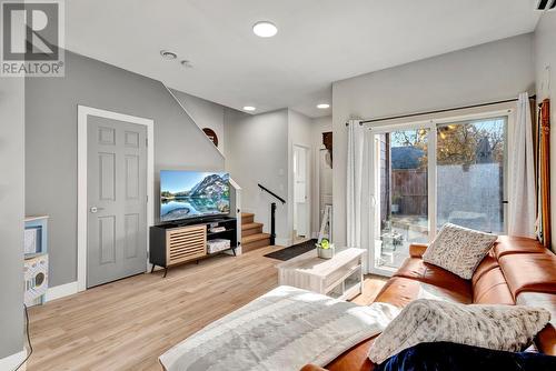 515 Francis Avenue Unit# 2, Kelowna, BC - Indoor Photo Showing Living Room