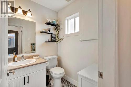 515 Francis Avenue Unit# 2, Kelowna, BC - Indoor Photo Showing Bathroom