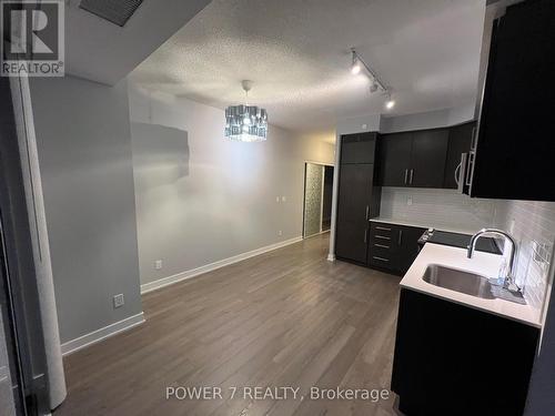 605 - 5180 Yonge Street, Toronto, ON - Indoor Photo Showing Kitchen