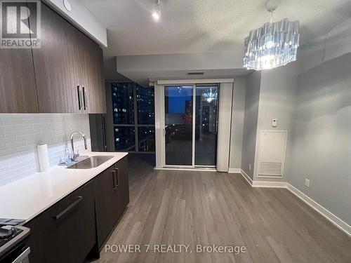 605 - 5180 Yonge Street, Toronto, ON - Indoor Photo Showing Kitchen