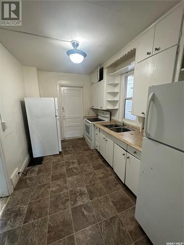 1836 Ottawa Street, Regina, SK - Indoor Photo Showing Kitchen With Double Sink