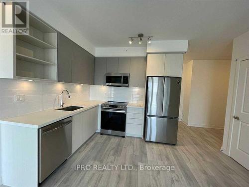 710B - 4655 Metcalfe Avenue, Mississauga, ON - Indoor Photo Showing Kitchen With Upgraded Kitchen