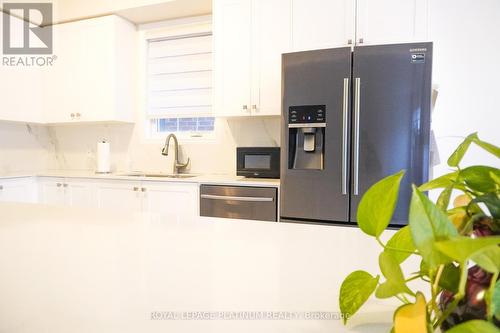 Upper - 139 Newhouse Boulevard, Caledon, ON - Indoor Photo Showing Kitchen