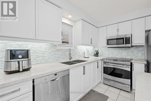 265 River Glen Boulevard, Oakville, ON - Indoor Photo Showing Kitchen With Double Sink