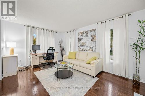 265 River Glen Boulevard, Oakville, ON - Indoor Photo Showing Living Room