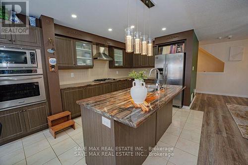 4 Francesco Street, Brampton, ON - Indoor Photo Showing Kitchen With Upgraded Kitchen