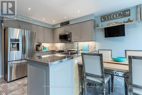 3178 Philip Street, Burlington, ON - Indoor Photo Showing Kitchen With Upgraded Kitchen