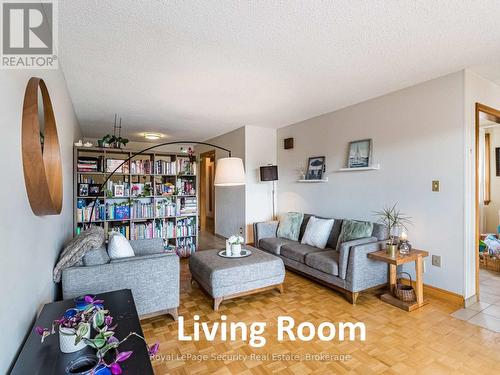 12 Fonthill Place, Toronto, ON - Indoor Photo Showing Living Room