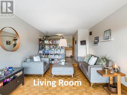 12 Fonthill Place, Toronto, ON - Indoor Photo Showing Living Room