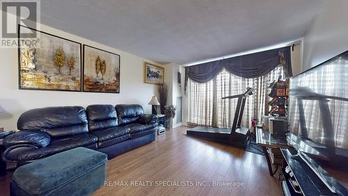 710 - 21 Knightsbridge Road, Brampton, ON - Indoor Photo Showing Living Room