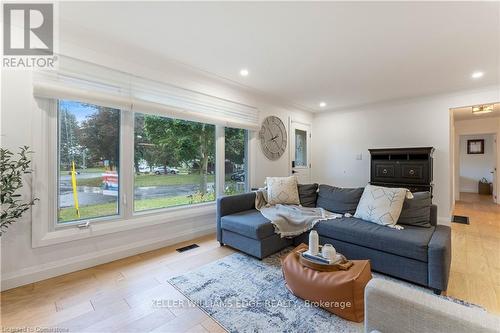 50 Hickory Place, Brantford, ON - Indoor Photo Showing Living Room