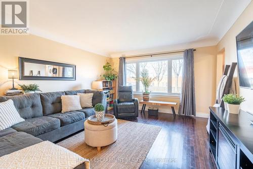 702 Seventh Avenue, Hamilton, ON - Indoor Photo Showing Living Room