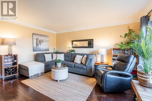 702 Seventh Avenue, Hamilton, ON - Indoor Photo Showing Living Room