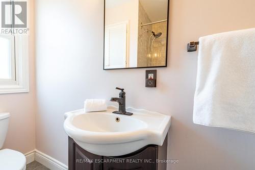 702 Seventh Avenue, Hamilton, ON - Indoor Photo Showing Bathroom