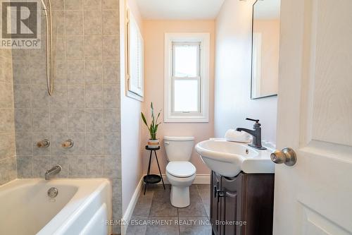 702 Seventh Avenue, Hamilton, ON - Indoor Photo Showing Bathroom