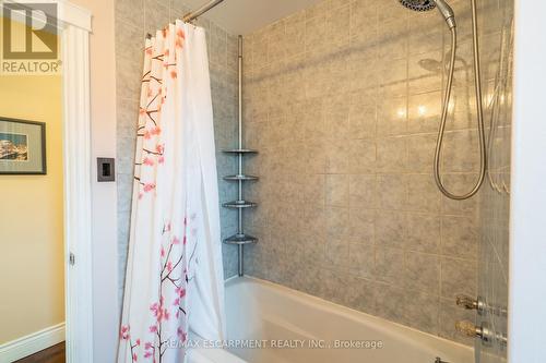 702 Seventh Avenue, Hamilton, ON - Indoor Photo Showing Bathroom