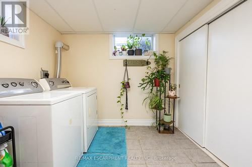 702 Seventh Avenue, Hamilton, ON - Indoor Photo Showing Laundry Room