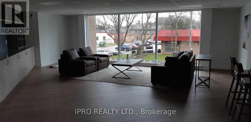 101 - 1 Falaise Road, Toronto, ON - Indoor Photo Showing Living Room