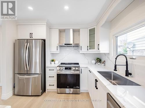 2223 Urwin Crescent, Oakville, ON - Indoor Photo Showing Kitchen With Upgraded Kitchen