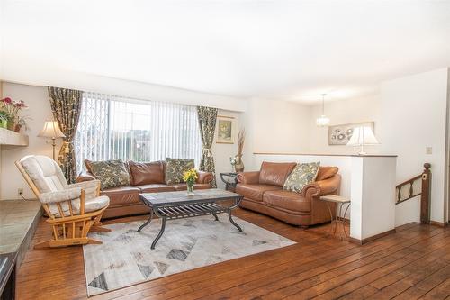 4306 Gordon Drive, Kelowna, BC - Indoor Photo Showing Living Room