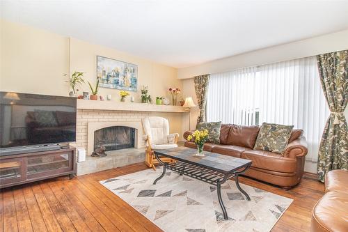 4306 Gordon Drive, Kelowna, BC - Indoor Photo Showing Living Room With Fireplace