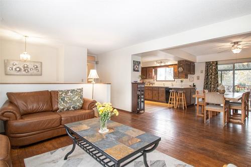 4306 Gordon Drive, Kelowna, BC - Indoor Photo Showing Living Room