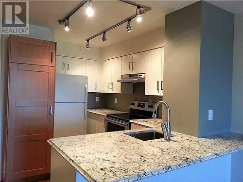 705 - 23 Oneida Crescent, Richmond Hill, ON - Indoor Photo Showing Kitchen