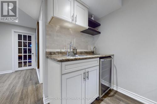 41 Lindvest Crescent, Vaughan, ON - Indoor Photo Showing Kitchen