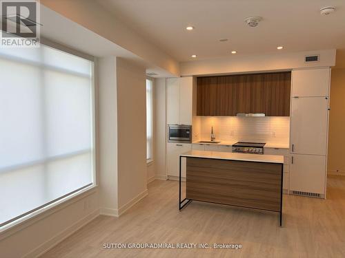 A1505 - 30 Upper Mall Way, Vaughan, ON - Indoor Photo Showing Kitchen