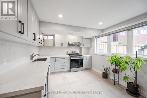 73 Walter Tunny Crescent, East Gwillimbury, ON - Indoor Photo Showing Kitchen