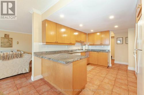 404 - 121 Woodbridge Avenue, Vaughan, ON - Indoor Photo Showing Kitchen