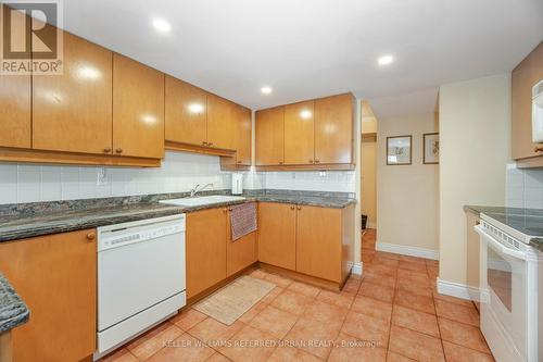 404 - 121 Woodbridge Avenue, Vaughan, ON - Indoor Photo Showing Kitchen