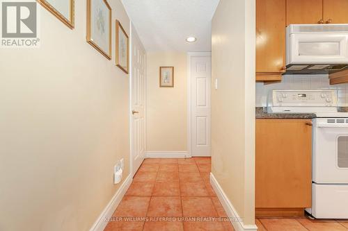 404 - 121 Woodbridge Avenue, Vaughan, ON - Indoor Photo Showing Kitchen