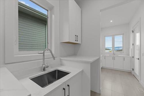 2163 Kentucky Crescent, Kelowna, BC - Indoor Photo Showing Kitchen