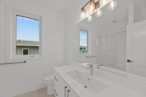 2163 Kentucky Crescent, Kelowna, BC - Indoor Photo Showing Bathroom