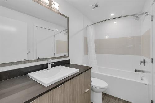 103-1800 Richter Street, Kelowna, BC - Indoor Photo Showing Bathroom