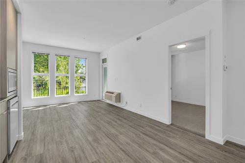 103-1800 Richter Street, Kelowna, BC - Indoor Photo Showing Other Room