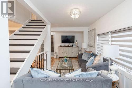 252 Walter Avenue N, Hamilton, ON - Indoor Photo Showing Living Room