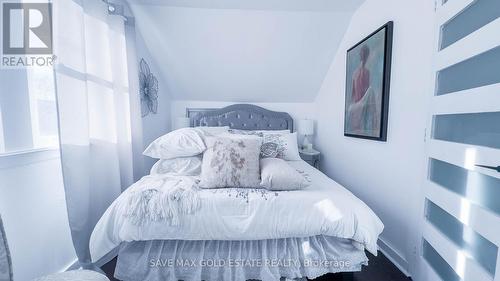 252 Walter Avenue N, Hamilton, ON - Indoor Photo Showing Bedroom