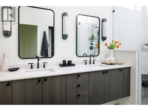 1050 Emslie Street, Kelowna, BC - Indoor Photo Showing Bathroom