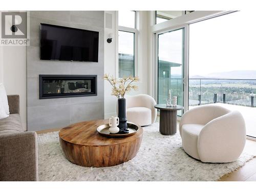 1050 Emslie Street, Kelowna, BC - Indoor Photo Showing Living Room With Fireplace