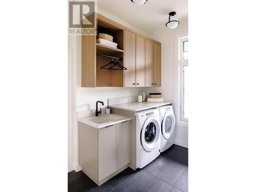 1050 Emslie Street, Kelowna, BC - Indoor Photo Showing Laundry Room