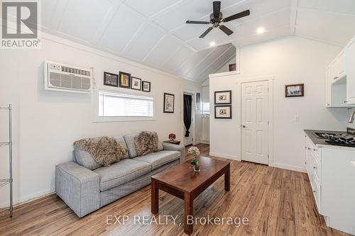 31 Shakespeare Avenue, Niagara-On-The-Lake, ON - Indoor Photo Showing Living Room