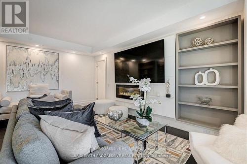 401 - 3 Southvale Drive, Toronto, ON - Indoor Photo Showing Living Room