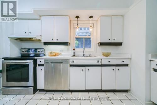 B - 32 Massey Street, Toronto, ON - Indoor Photo Showing Kitchen