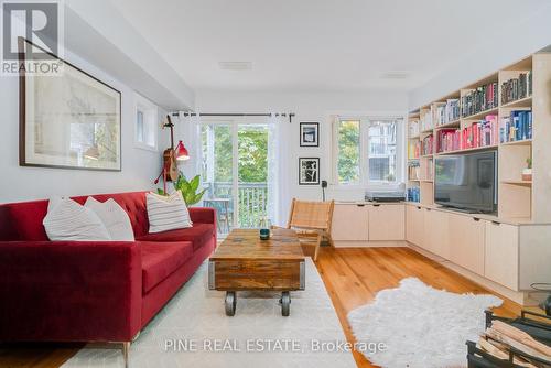 B - 32 Massey Street, Toronto, ON - Indoor Photo Showing Living Room