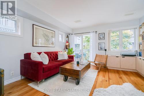 B - 32 Massey Street, Toronto, ON - Indoor Photo Showing Living Room