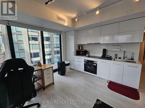 712 - 188 Cumberland Street, Toronto, ON - Indoor Photo Showing Kitchen